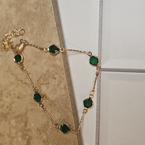 None Jewelry - Elegant Gold and Green Bracelet